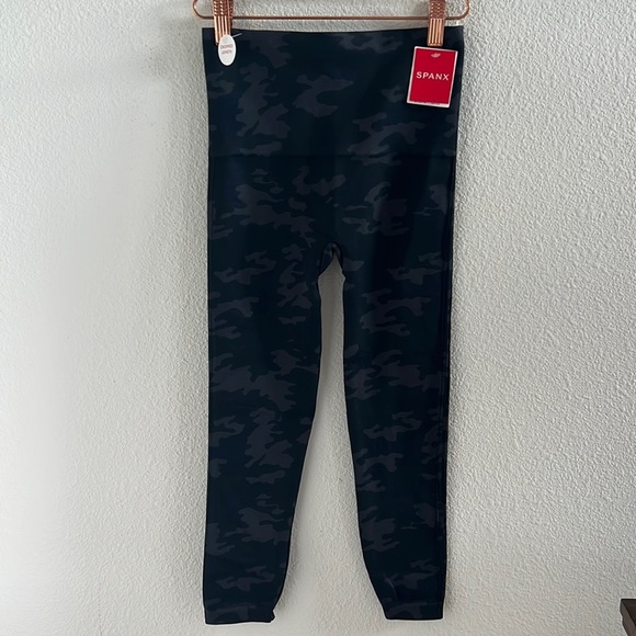 NWT SPANX Look at Me Now LAMN Legging Black Camo Medium - Picture 1 of 6